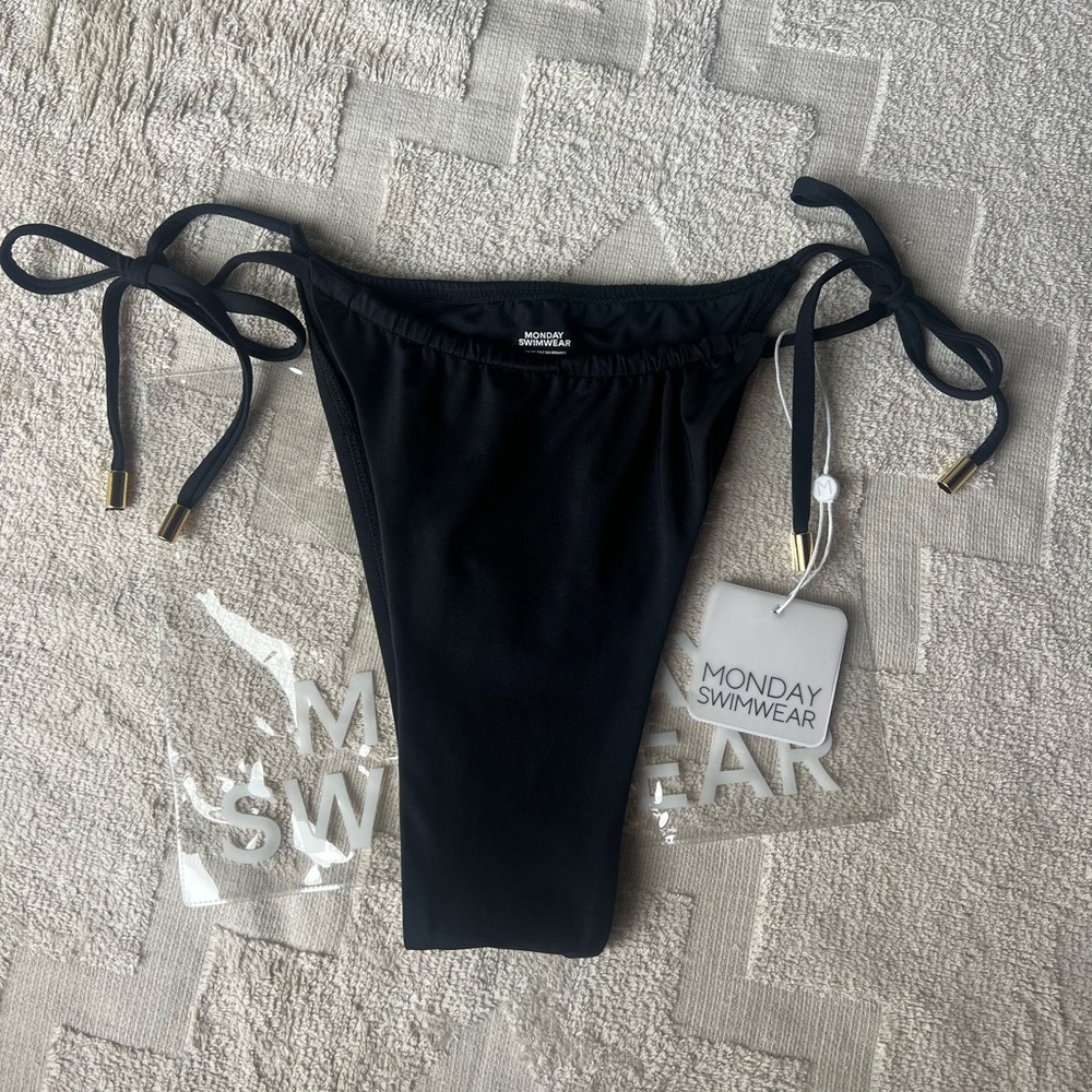 NWT Monday Swimwear Isla Mujeres Bottom in Black - Size M